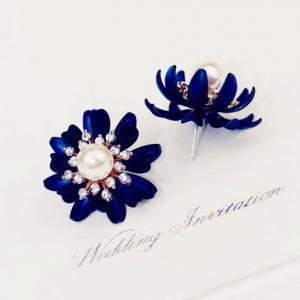 Elegant Ladies Blue Flower Rhinestone Pearl Stud..